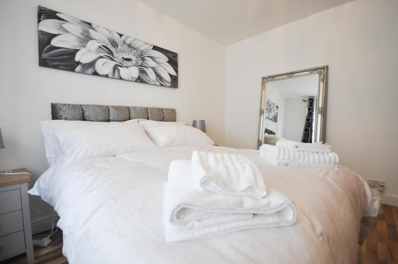 Modern 2 Bed Apartment *